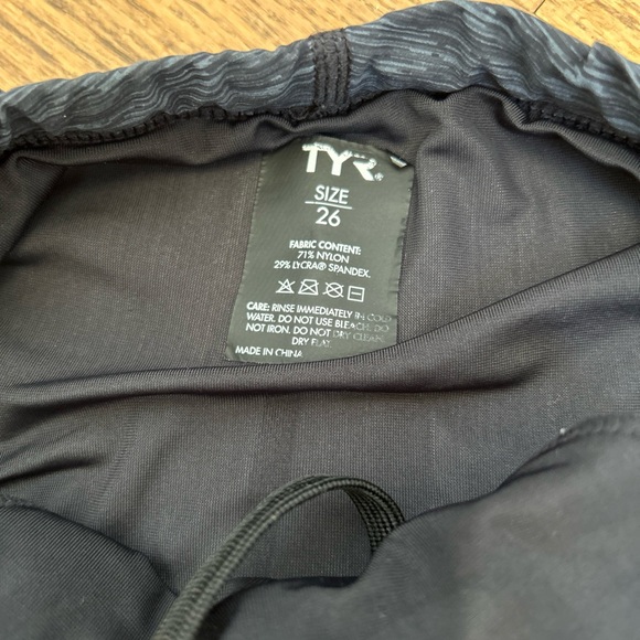 TYR boys swimsuit swim trunks shorts size 26 - Picture 3 of 6